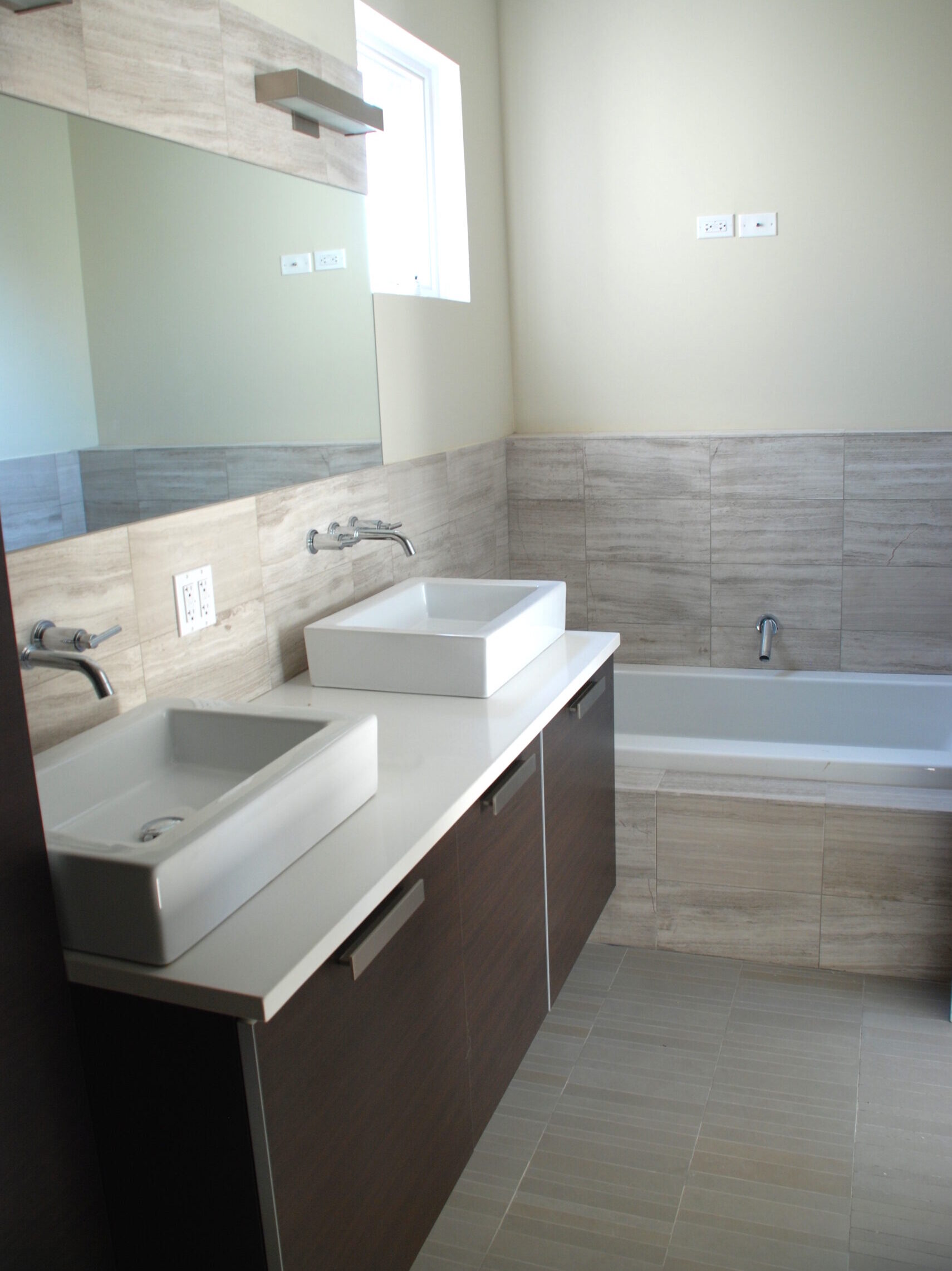Sleek-modern-bathroom
